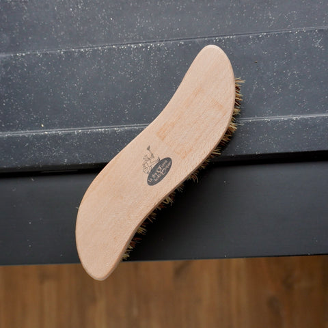 Brosse ménage dure en bois et fibres naturelles